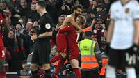 Bomber Liverpool, Mohamed Salah membuka baju untuk melakukan selebrasi setelah membobol gawang Manchester United di Anfield, Minggu (5/3/2023). (AFP/Paul Ellis)