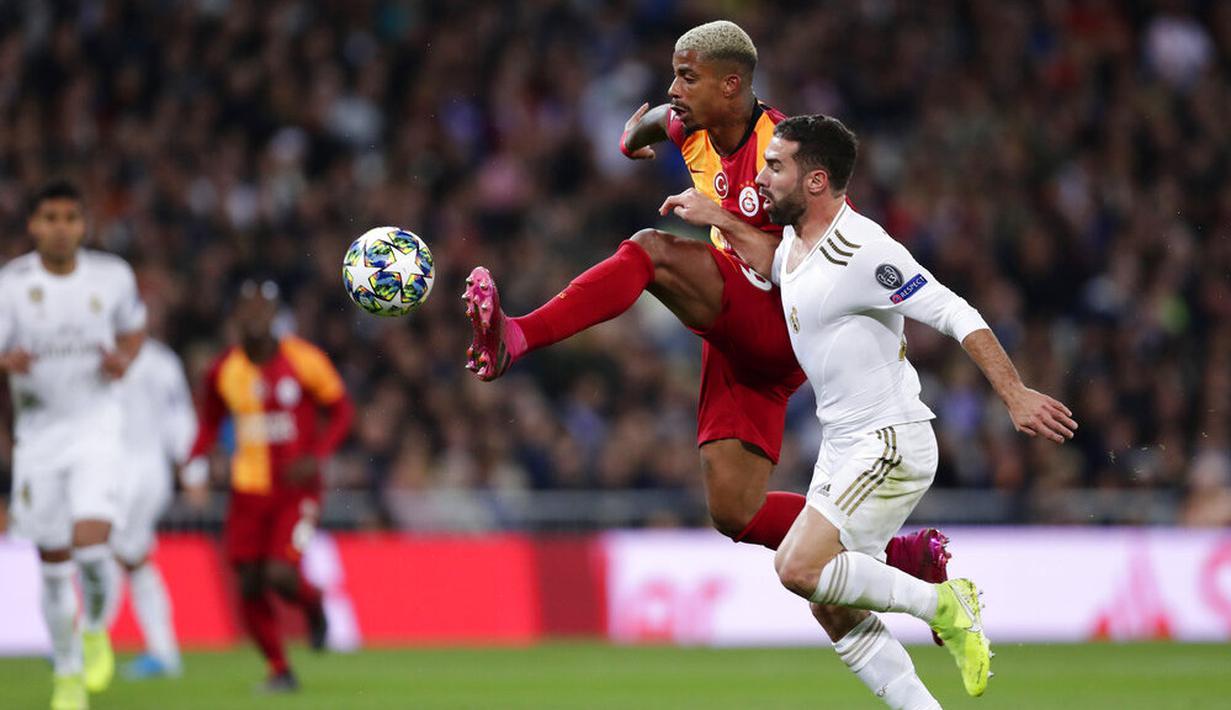 Pemain Galatasaray, Mario Lemina, mengontrol bola saat melawan Real Madrid pada laga Liga Champions di Stadion Santiago Bernabeu, Rabu (6/11). Real Madrid menang 6-0 atas Galatasaray. (AP/Manu Fernandez)