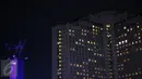Monumen Selamat Datang dan gedung di kawasan Bundaran HI, Jakarta, terlihat padam saat gerakan Earth Hour 2016, Sabtu (19/3). Pemadaman serentak pada pukul 20.30 hingga 21.30 WIB itu sebagai peringatan Hari Bumi (Earth Hour). (Liputan6.com/Faizal Fanani)