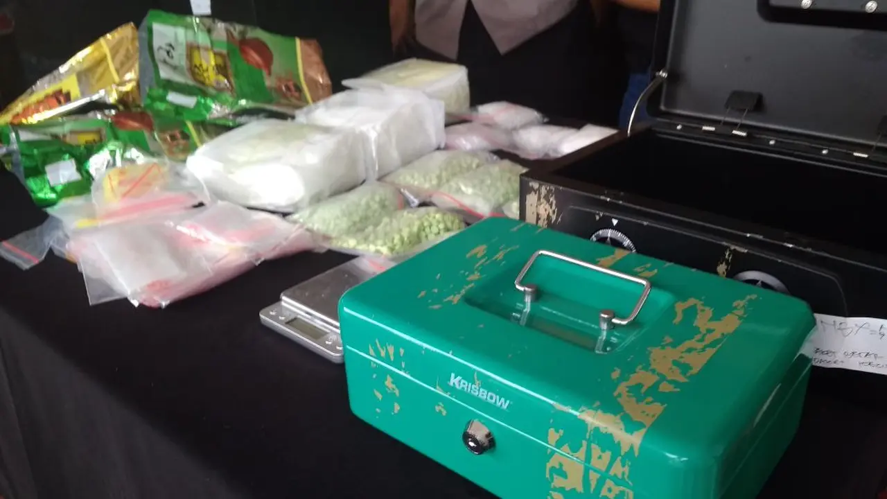 Barang bukti narkoba dan brankas yang disita Polsek Kalideres. (Merdeka.com/Ronald)