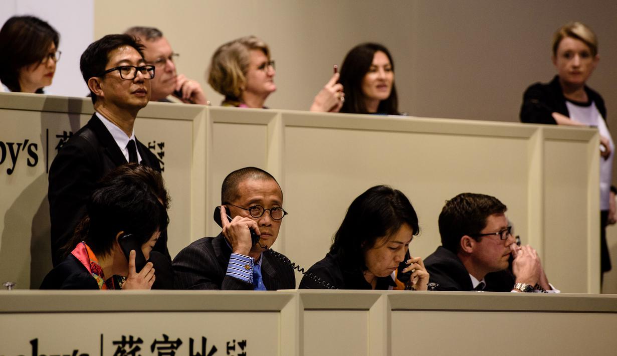 Suasana lelang Berlian Pink Star di Hong Kong, Selasa (4/4). Berlian 59,6 karat itu berhasil terjual $ 71,2 juta (Rp.949 M) sekaligus memecahkan rekor dunia. (AFP Photo/ ANTHONY WALLACE)
