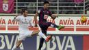 Pemain Real Madrid, Gareth Bale, berebut bola dengan pemain Eibar, Mauro Dos Santos, pada laga Liga Spanyol di Estadio Municipal de Ipurua, Spanyol, Minggu (29/11/2015). (Reuters/Vincent West) 