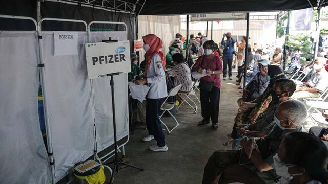 Vaksinasi Booster COVID-19 di Jakarta