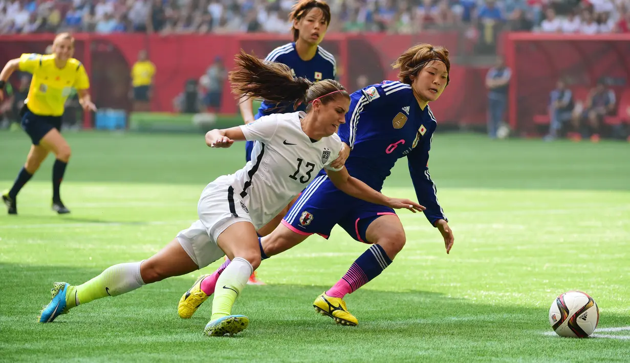 Penyerang AS, Alex Morgan berusaha melewati gelandang Jepang, Mizuho Sakaguchi di final Piala Dunia wanita di BC Place, Vancouver, Kanada, Senin (6/7/2015). Amerika mengalahkan Jepang dengan skor 5-2. (Reuters/Anne Marie Sorvin)