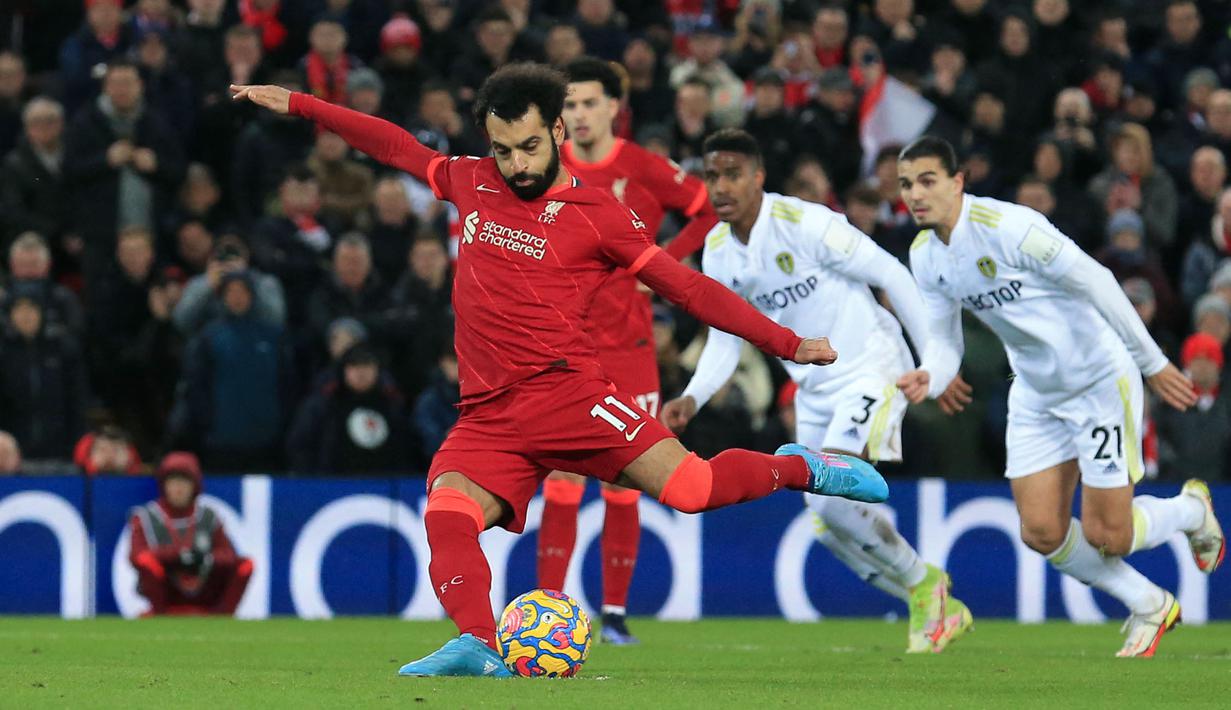 Gol pertama tercipta ketika laga baru berjalan 15 menit. Wasit memberikan hadiah penalti usai Stuart Dallas melakukan handsball di kotak terlarang. Mohamed Salah yang ditunjuk sebagai eksekutor melaksanakan tugasnya dengan baik. (AFP/Lindsey Parnaby)