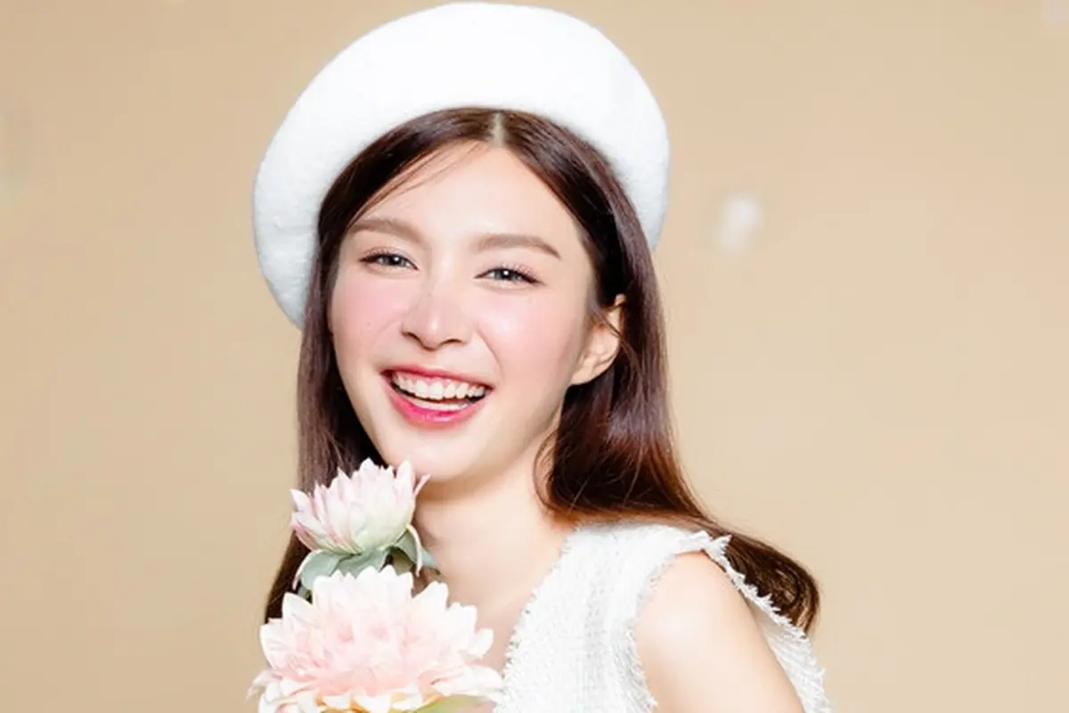 tertawa tersenyum cantik