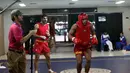 Atlet Wushu Asal Iran, melakukan pemanasan sebelum bertanding pada Cabang Sanda Kejuaraan Dunia Wushu 2015 di Istora, Senayan, Jakarta,Rabu (18/11/2015). (Bola.com/Nicklas Hanoatubun)