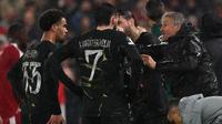 Pelatih kepala Paris Saint-Germain (PSG) asal Spanyol, Luis Enrique (kanan), berbicara kepada para pemainnya saat jeda pertandingan leg kedua perempat final Liga Champions UEFA antara Liverpool dan Paris Saint-Germain di Anfield, Liverpool, Inggris barat laut pada 14 April 2026. (FRANCK FIFE/AFP)