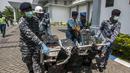 Petugas membawa puing AirAsia QZ8501 berupa bangku yang sudah rusak parah, Bandara Juanda, Rabu (7/1/2015). (AFP Photo/Juni Kriswanto)