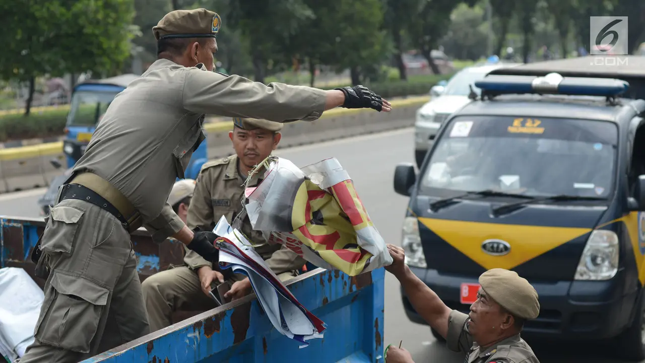 Panwaslu bersama Satpol PP Tertibkan APK Pemilu 2019