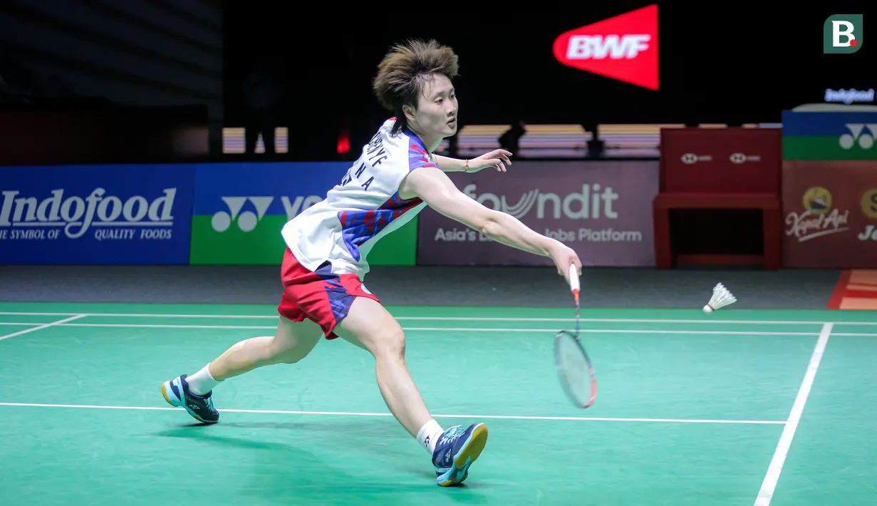 Pebulu tangkis tunggal putri China, Chen Yu Fei berusaha menjangkau kok pukulan pebulu tangkis Spanyol, Carolina Marin saat semifinal Indonesia Open 2024 di Istora Senayan, Jakarta, Sabtu (08/06/2024). (Bola.com/Bagaskara Lazuardi)