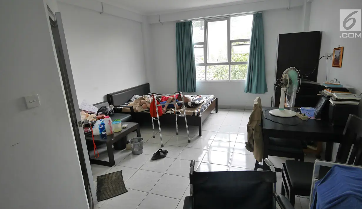 Suasana saat penghuni beristirahat di rusun lansia yang ada di kawasan Cibubur, Jakarta, Selasa (24/4). Kementerian PUPR membangun satu twin block rusun khusus untuk lansia berjumlah 90 unit. (Liputan6.com/Herman Zakharia)