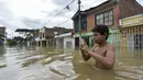 Banjir melanda kawasan Cali di Kolombia, Selasa (16/5). Banjir terjadi setelah hujan lebat dan menyebabkan meluapnya sungai Cauca. (AFP PHOTO / LUIS ROBAYO)