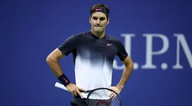 Petenis Swiss, Roger Federer bereaksi ketika melawan petenis Argentina, Juan Martin del Potro pada babak perempat final AS Terbuka 2017 di New York, Rabu (6/9). Juara Wimbledon 2017 itu kalah 5-7, 6-3, 6-7 (8), 6-4. (Clive Brunskill/Getty Images/AFP)