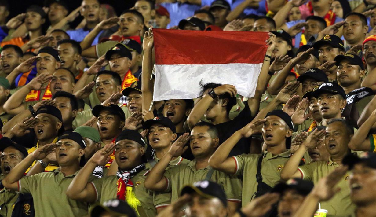 Aksi suporter PS TNI saat Persija melawan PS TNI pada lanjutan Grup D Piala Jenderal Sudirman 2015 di Stadion Manahan, Solo, Selasa (15/12/2015). Persija menang 1-0 atas PS TNI. (Bola.com/Nicklas Hanoatubun)