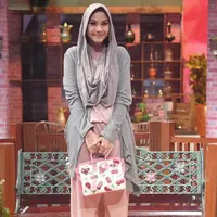 Zaskia Adya Mecca, selebriti wanita yang satu ini memang sangat terkenal akan ciri khasnya berhijab. Istri Hanung Bramantyo ini sungguh menginspirasi kaum hawa yang mengenakan hijab di Indonesia. (instagram/Bintang.com)
