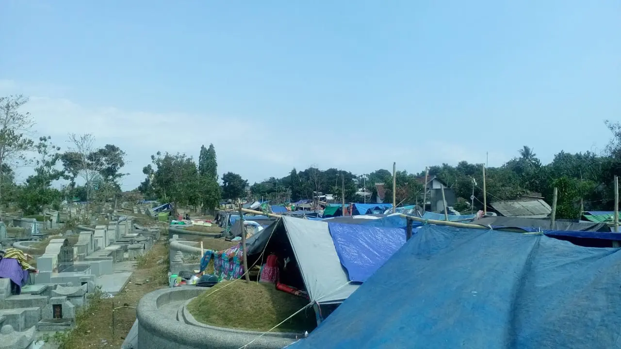 Warga korban gempa Lombok mengungsi di kuburan China