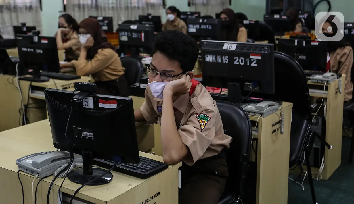 Suasana pelaksanaan Asesmen Nasional  Berbasis Komputer (ANBK) 2021 di SMK 15, Jakarta, Rabu (22/9/2021). ANBK  SMK  digelar 20-23 September 2021 dengan mematuhi protokol kesehatan dan ANBK merupakan pengganti Ujian Nasional (UN). (Liputan6.com/Johan Tallo)