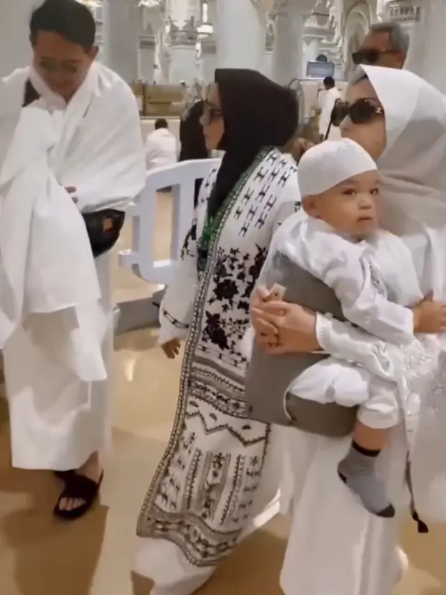 Gaya Baby Issa Saat Umrah Bersama Nikita Willy. [@yorafebrina]