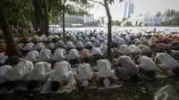 Para jamaah di Masjid Raya Al Azhar, Jakarta, mayoritas mengenakan baju koko warna putih, Sabtu (4/10/14). (Liputan6.com/Faizal Fanani)