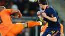 Tendangan kungfu gelandang Belanda Nigel de Jong (kiri) terhadap midfielder Spanyol Xabi Alonso di final PD 2010 yang berlangsung di Soccer City Stadium, Johannesburg, 11 Juli 2010. AFP PHOTO / LLUIS GENE 