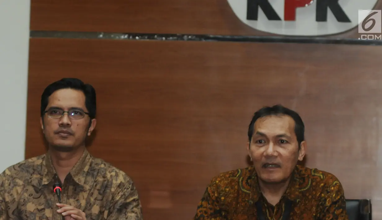 Wakil Ketua KPK Saut Situmorang didampinggi Juru bicara KPK Febri Diansyah memberikan keterangan terkait OTT pejabat Kementerian Pemuda dan Olahraga (Kemenpora) di Gedung KPK, Jakarta, Rabu (19/12). (Merdeka.com/Dwi Narwoko)