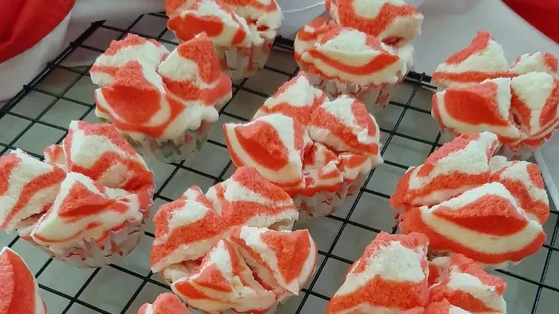 Resep bolu kukus merah putih untuk rayakan HUT ke-79 RI. (dok. Cookpad @nurikasari)