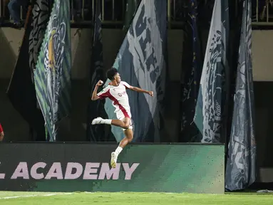 Pemain Garudayaksa FC, Alfin Kelilauw merayakan gol pertama timnya ke gawang PSS Sleman dalam laga final Pegadaian Championship 2025/2026 di Stadion Maguwoharjo, Sleman, Yogyakarta, Sabtu (09/05/2026). (Bola.com/Abdul Aziz)