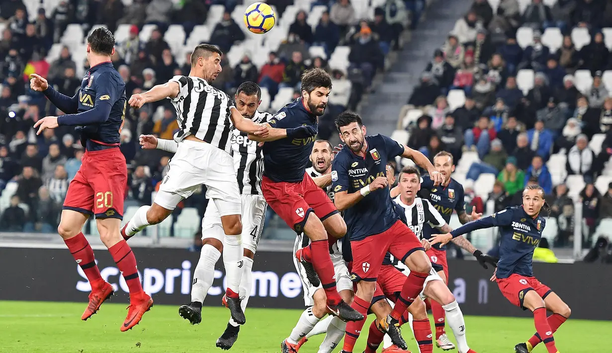 Aksi pemain Juventus, Sami Khedira (2kiri) berebut menyundul bola dengan para pemain Genoa pada lanjutan Serie A di Allianz stadium, Turin, (22/1/2018). Juventus menang tipis 1-0. (Alessandro Di Marco/ANSA via AP)