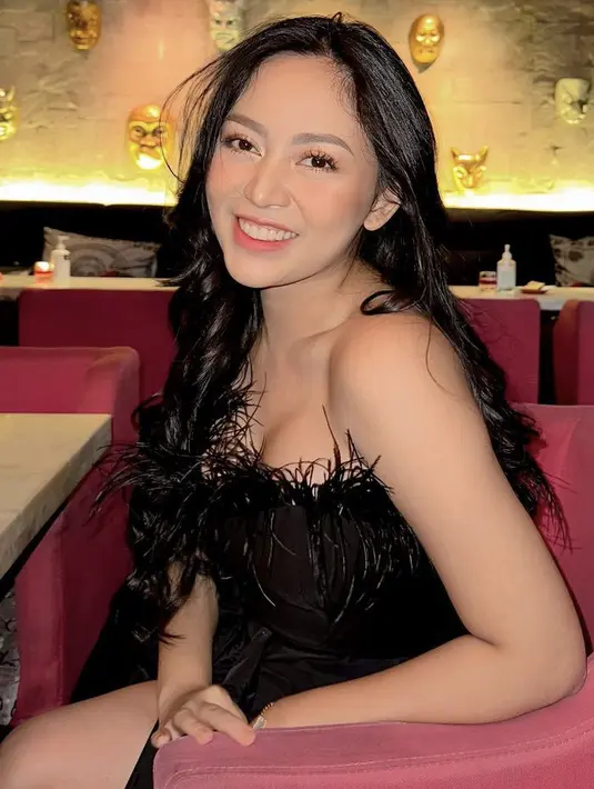 Tidak lagi bersama Okin, Rachel Vennya tampil membuka hijabnya. Kini ia menampilan rambut panjang hitam tanpa poni. (@rachelvennya)