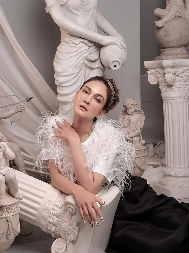 7 Gaya Luna Maya saat Pemotretan Bertema Dewi Yunani, Memesona