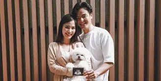 Tepat di hari Valentine ini, Dion Wiyoko membaw kabar bahagia dari sang istri. Fiona Anthony, kini tengah mengandung anak pertama mereka.  (Instagram/dionwiyoko)