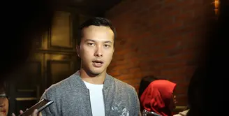 Tantangan baru dalam film terbaru pemeran Rangga dalam film Ada Apa Dengan Cinta, Nicholas Saputra. Di film Interchenge ia memerankan makluk supranatural berwujud burung rangkong. (Nurwahyunan/Bintang.com)