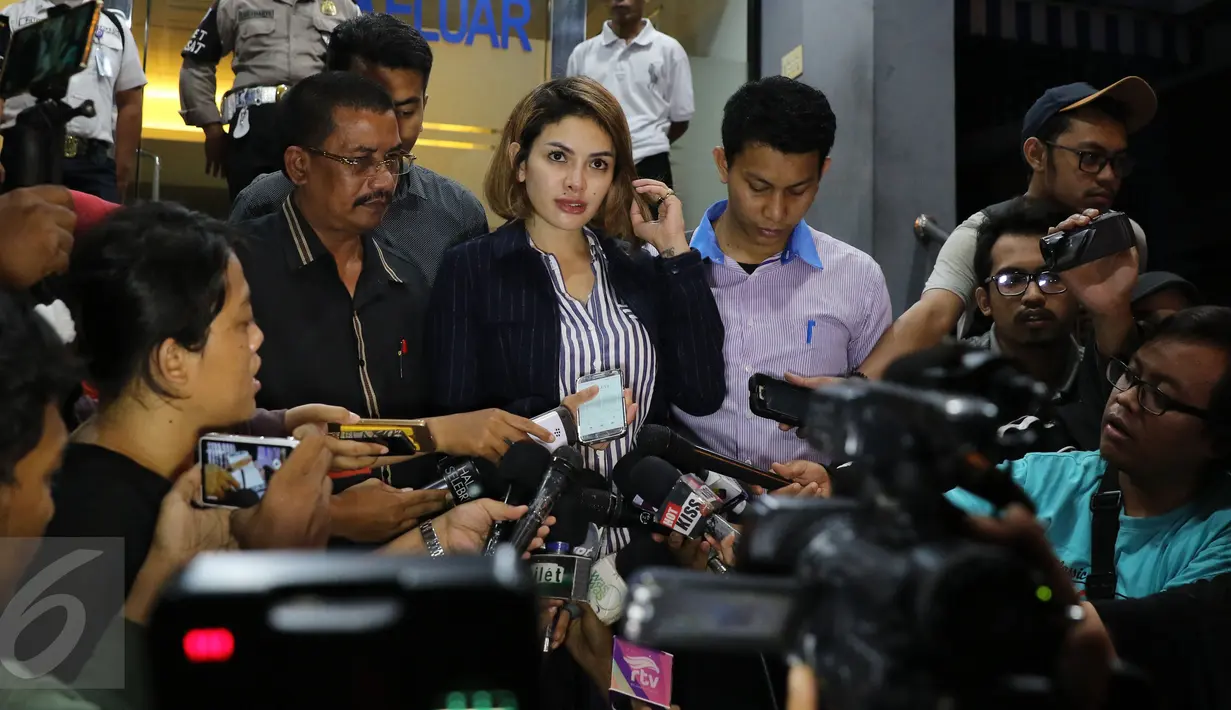 Aktris Nikita Mirzani memberi keterangan kepada wartawan usai buat laporan di SPK Polda Metro Jaya, Jakarta, Sabtu (29/10). Nikita Mirzani melaporkan Julia Perez atas dugaan pencemaran nama baik melalui sosial media. (Liputan6.com/Herman Zakharia)