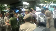 Operasi razia parkir liar dilakukan di kawasan Kalibata. Sejumlah sopir angkot tak terima dirazia hingga hampir terjadi baku hantam.