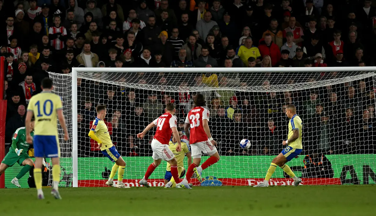 The Gunners yang tertinggal satu gol pada menit ke-35, awalnya berhasil menyamakan lewat Viktor Gyokeres pada babak kedua. (AFP/Glyn Kirk)