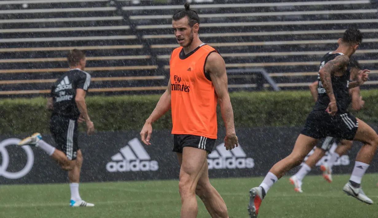 Gelandang Real Madrid, Gareth Bale mengikuti sesi latihan tim di Florida International University di Miami, Florida, (29/7). Madrid akan bertanding melawan Manchester United di International Champions Cup pada hari Selasa di Miami. (AP Photo/Ellis Rua)