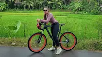 6 Gaya Wulan Guritno Saat Olahraga Bersepeda, Sporty dan Stylish