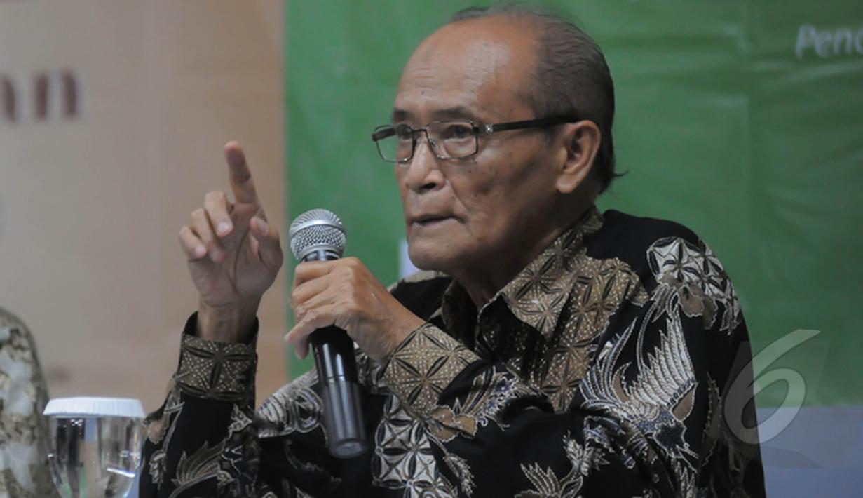 Pendiri Maarif Institute, Ahmad Syafii Maarif saat menjadi pembicara di seminar fikih kebhinnekaan dengan tema "Fikih dan Tantangan Kepimpinan dalam Masyarakat Majemuk" di Hotel Alia, Jakarta, Selasa (24/2/2015). (Liputan6.com/Herman Zakharia) 