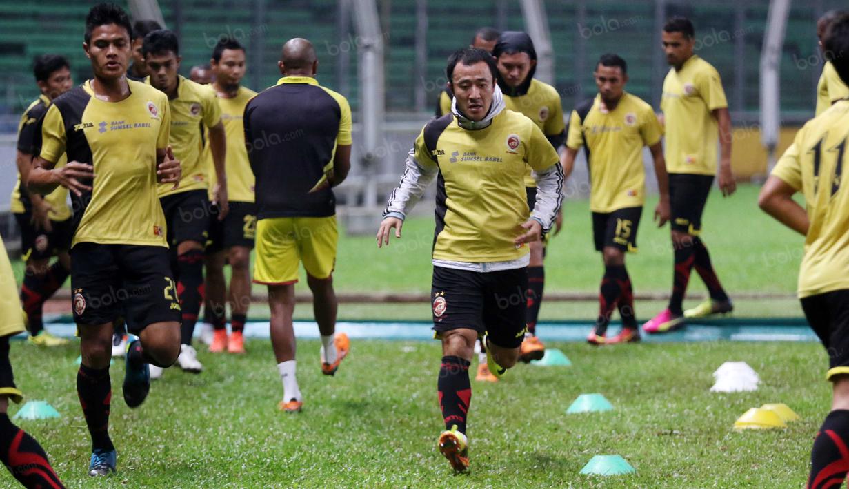 Yoo Hyun-goo tengah serius berlatih daya tahan fisik jelang laga Torabika SC 2016 melawan Persija Jakarta di Stadion Utama Gelora Bung Karno, Kamis (23/6/2016). (Bola.com/Nicklas Hanoatubun)