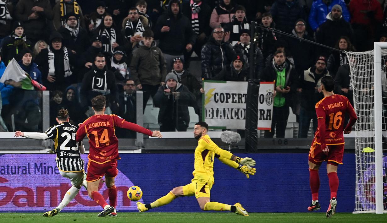 Kekalahan keenam AS Roma di Serie A Liga Italia 2023/2024 terjadi pada pekan ke-18 (30/12/2023) saat kalah 0-1 dari tuan rumah Juventus. Gol tunggal Juventus dicetak melalui Adrien Rabiot pada menit ke-47. (AFP/Isabella Bonotto)