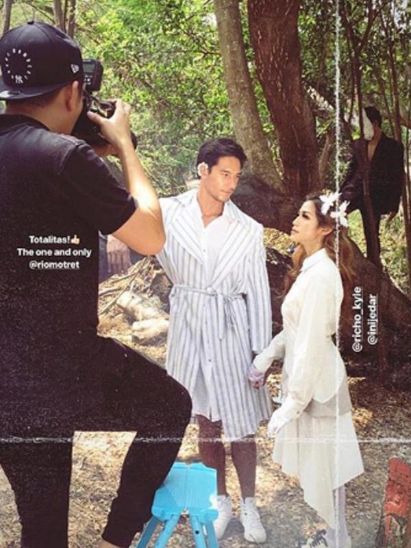 Seorang fotografer mengabadikan Jessica Iskandar dan Richard Kyle (Instagram/@nobibhumi)