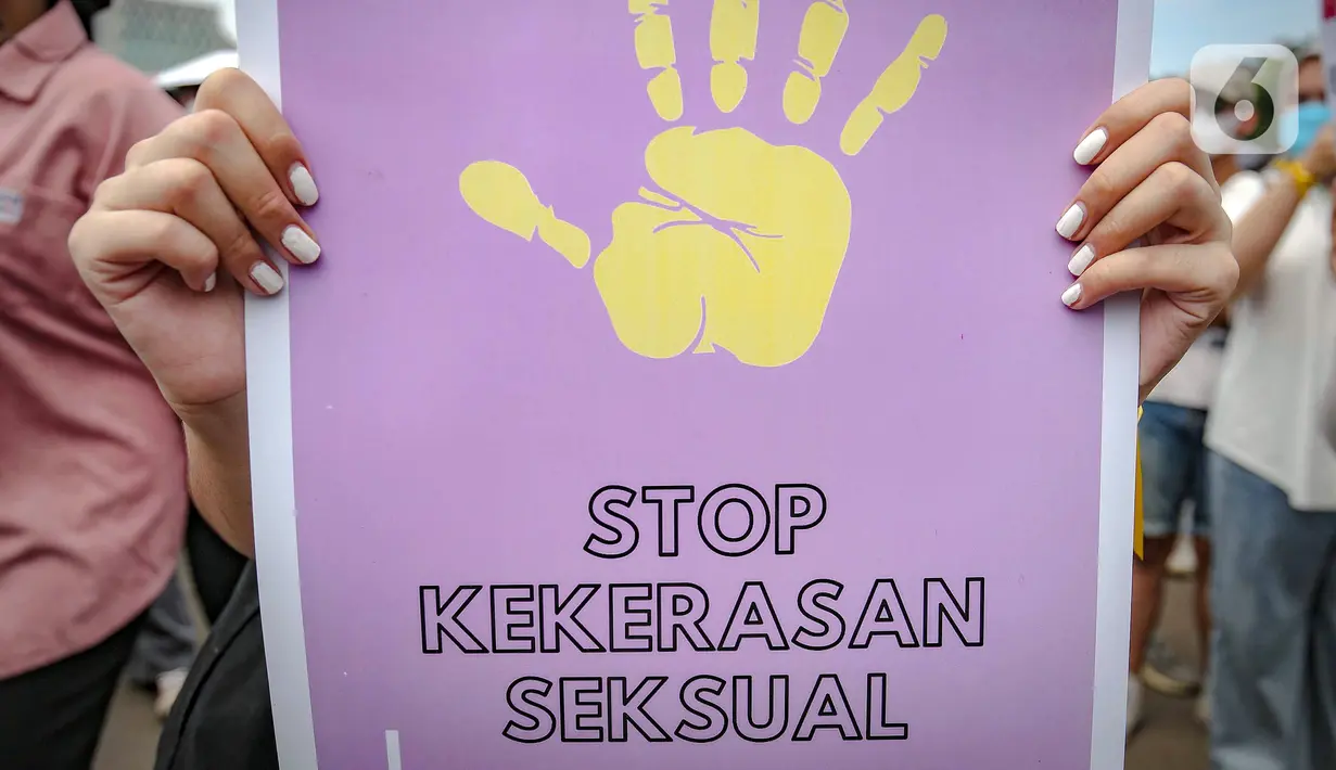 Seorang massa aksi yang tergabung dalam berbagai elemen masyarakat menggelar aksi di Patung Kuda, Jakarta, Selasa (8/3/2022). Aksi ini untuk memperingati Hari Perempuan Internasional serta menuntut pengesahan RUU TPKS yang partisipatif dalam pembahasan dan pro korban. (Liputan6.com/Faizal Fanani)