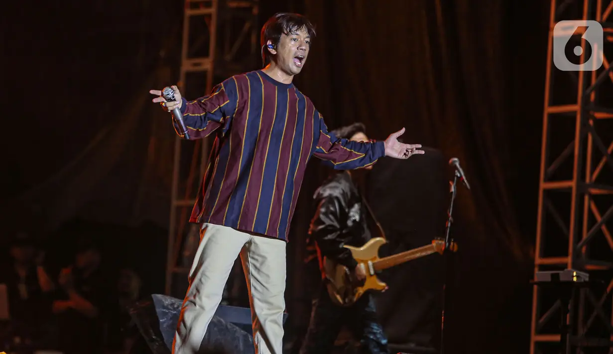 Grup band D'Masiv menghibur penonton Titik Kumpul Festival 2024 di Stadion Madya GBK, Jakarta Pusat, Sabtu (27/4/2024). (Liputan6.com/Angga Yuniar)