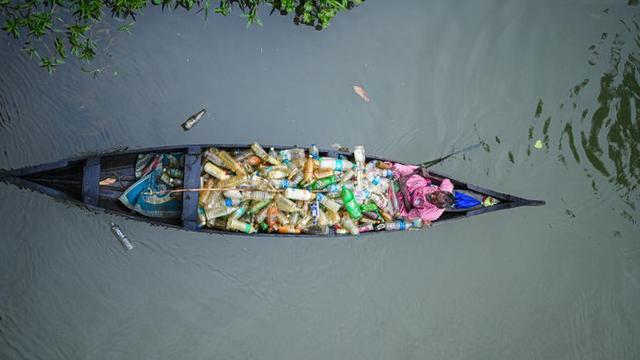 Pria Disabilitas Bersihkan Sampah di Sungai Selama Bertahun-tahun Pakai Perahu, Kisahnya Viral