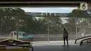 Seorang warga bermain skate board di fasilitas skate park kolong flyover Pasar Rebo, Jakarta, Selasa (14/1/2020). Skate park yang telah selesai dibangun tersebut kini mulai diramaikan pengunjung, khususnya pada sore hari. (Liputan6.com/Immanuel Antonius)