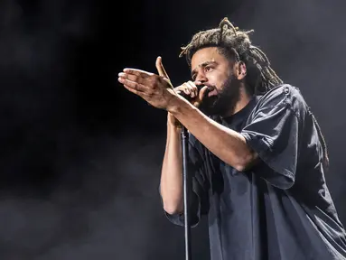 J. Cole tampil pada hari ketiga Festival Musik Lollapalooza di Grant Park, Chicago, Amerika Serikat, 30 Juli 2022. Hampir 100 ribu orang dari seluruh dunia datang ke Festival Musik Lollapalooza 2022 yang menjadi salah satu festival musik terbesar di Amerika Serikat. (Photo by Amy Harris/Invision/AP)