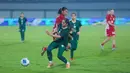 Pemain belakang Pakistan sukses meredam gelombang serangan dari pemain Timnas Indonesia Putri dalam laga kedua Grup D Kualifikasi Piala Asia Putri 2026. (Bola.com/M Iqbal Ichsan)