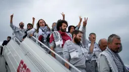 Para aktivis kemanusiaan Global Sumud Flotilla (GSF) turun dari pesawat setibanya di Bandara Istanbul, Turki, Kamis 21 Mei 2026. (AP Photo/Emrah Gurel)