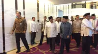 Wakil Presiden Jusuf Kalla menghadiri buka puasa bersama keluarga Abu Rizal Bakrie atau Ical di Hotel JS Luwansa, Jakarta Selatan. (merdeka.com)